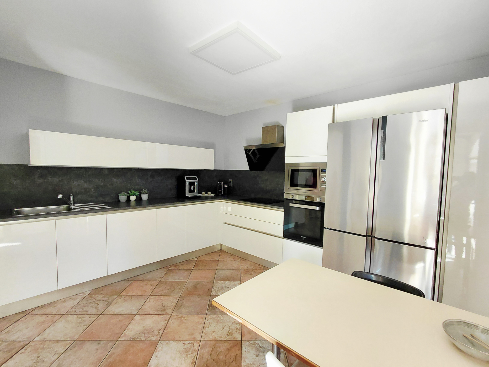 LA CIOTAT - QUARTIER RÉSIDENTIEL - MAISON FAMILIALE - T5 130M2 - PISCINE PLEIN SUD - GARAGE - TERRAIN ARBORÉ
