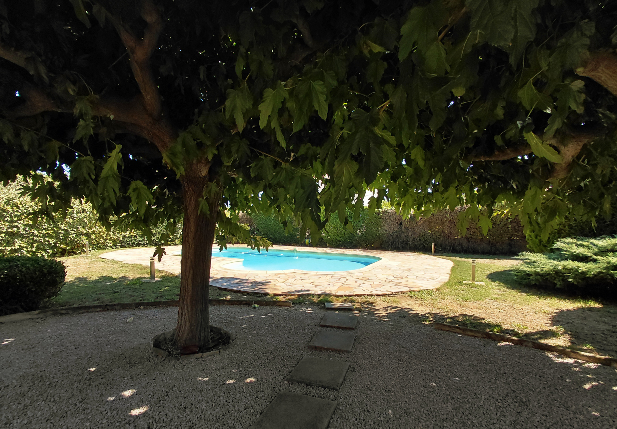 LA CIOTAT - QUARTIER RÉSIDENTIEL - MAISON FAMILIALE - T5 130M2 - PISCINE PLEIN SUD - GARAGE - TERRAIN ARBORÉ