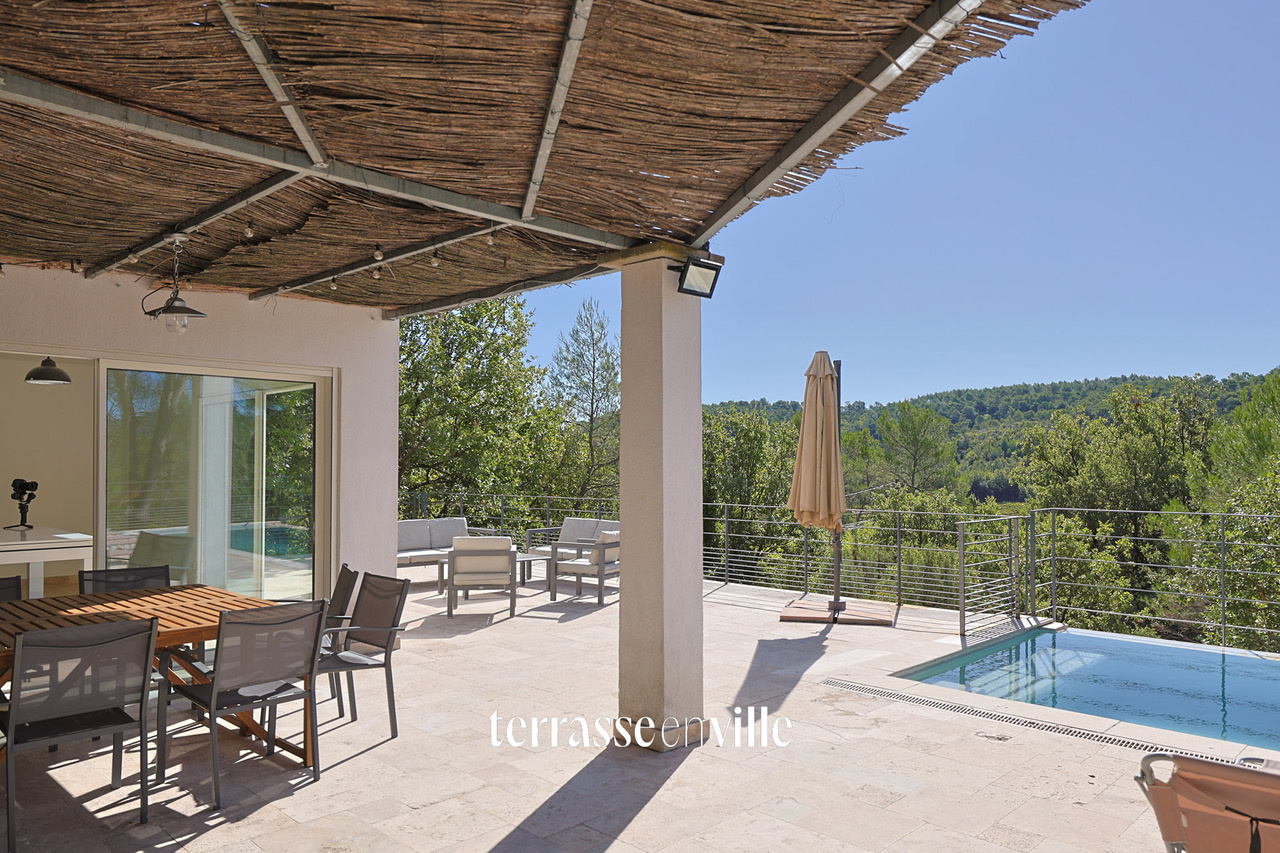 CABASSE - PROPRIÉTÉ 322M2 - T8/9 - TERRASSES - PISCINES - GARAGE - DÉPENDANCES