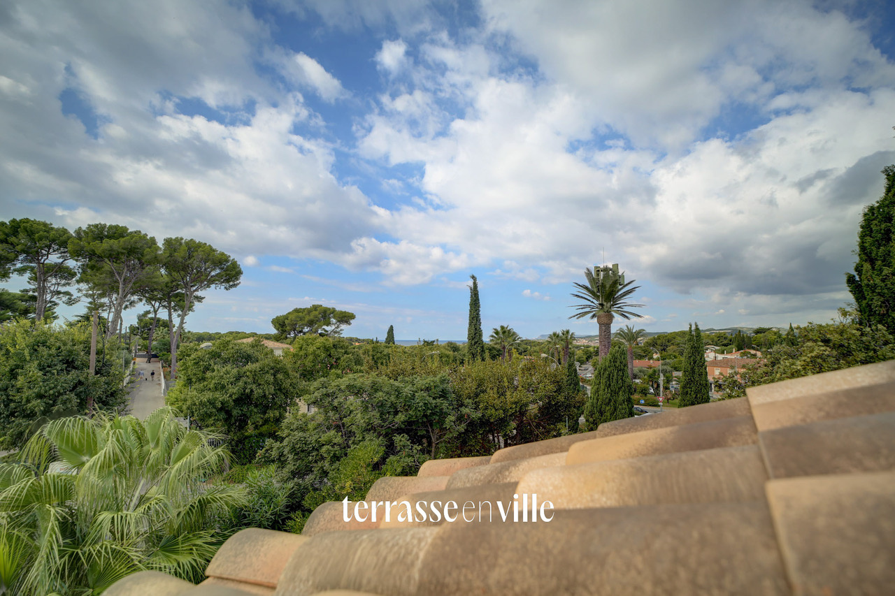 SANARY-SUR-MER - DUPLEX RECENT T4 - 127 M2 - TERRASSES - DERNIER ETAGE - PARKINGS