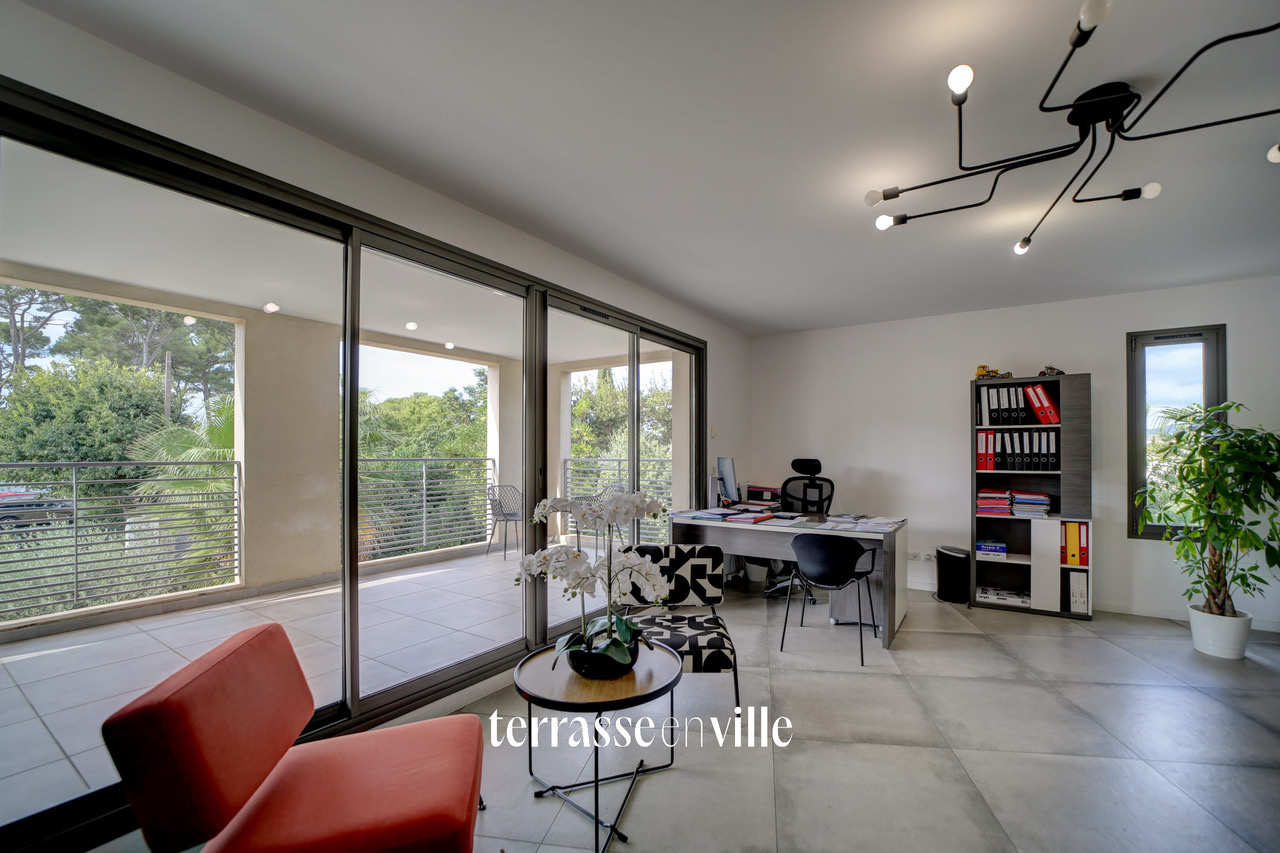 SANARY-SUR-MER - DUPLEX RECENT T4 - 127 M2 - TERRASSES - DERNIER ETAGE - PARKINGS