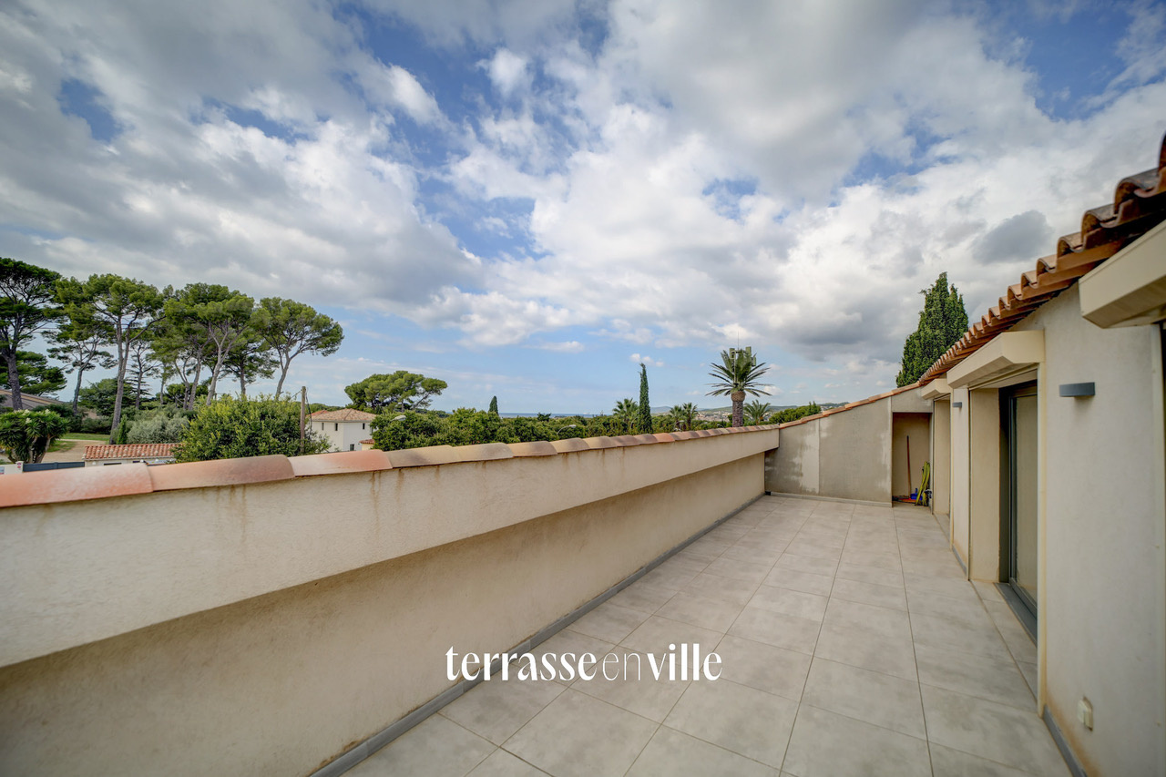 SANARY-SUR-MER - DUPLEX RECENT T4 - 127 M2 - TERRASSES - DERNIER ETAGE - PARKINGS