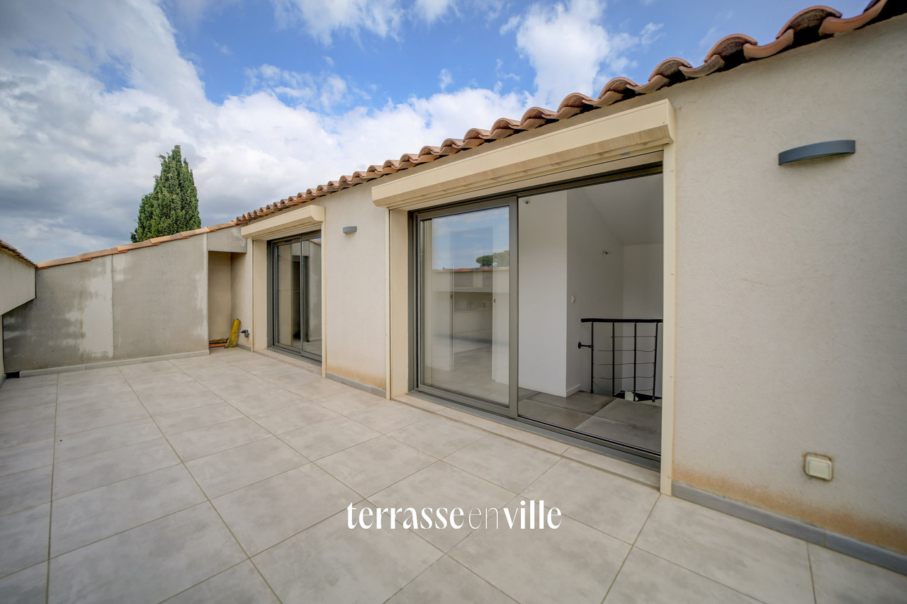 SANARY-SUR-MER - DUPLEX RECENT T4 - 127 M2 - TERRASSES - DERNIER ETAGE - PARKINGS