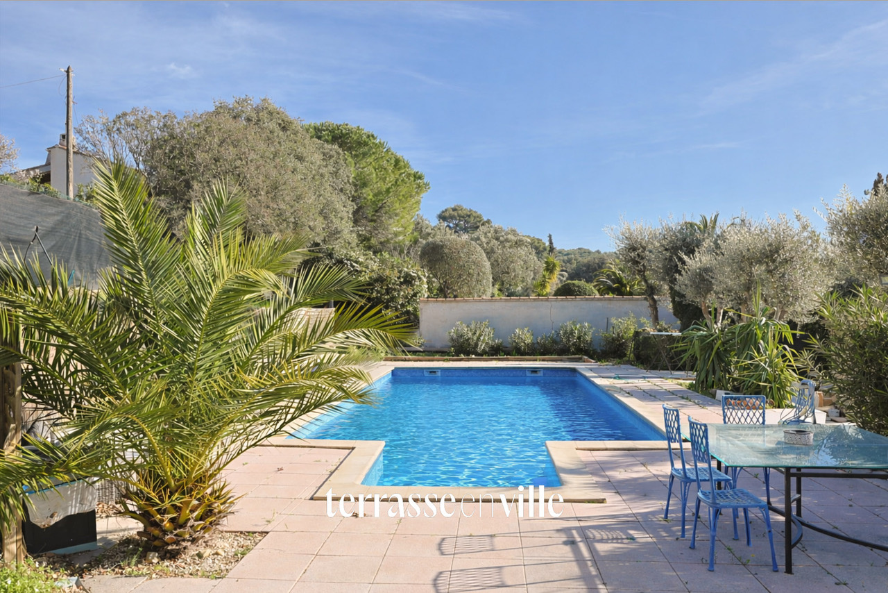 SANARY- MAISON DE PLAIN - PIED - PISCINE.