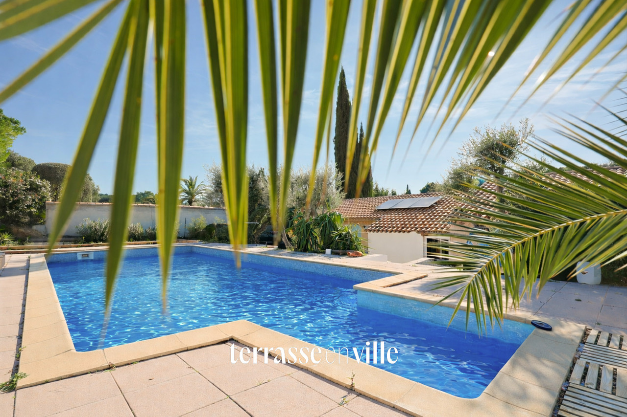 SANARY- MAISON DE PLAIN - PIED - PISCINE.