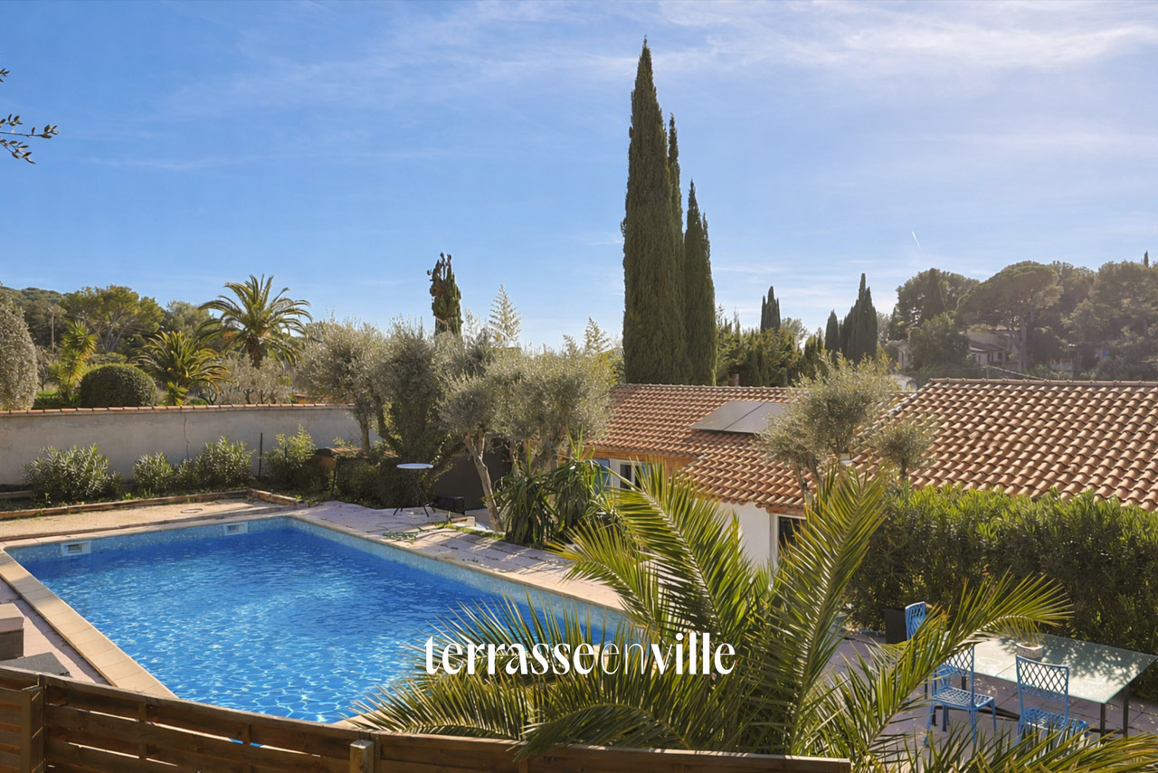 SANARY- MAISON DE PLAIN - PIED - PISCINE.