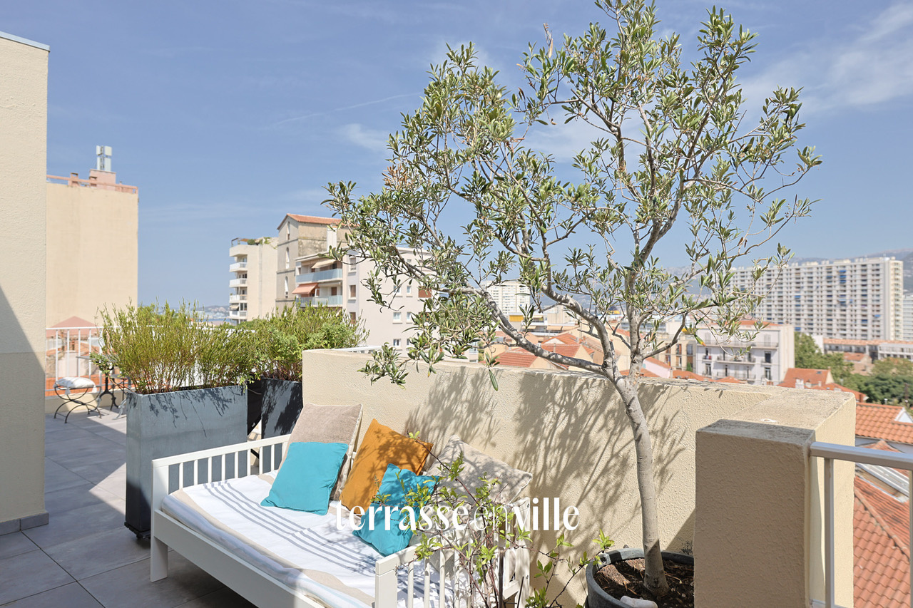 Roof-top de 91m2 avec terrasse de 55m2 proche des plages avec vue panoramique mer et cœur quartier Mourillon
