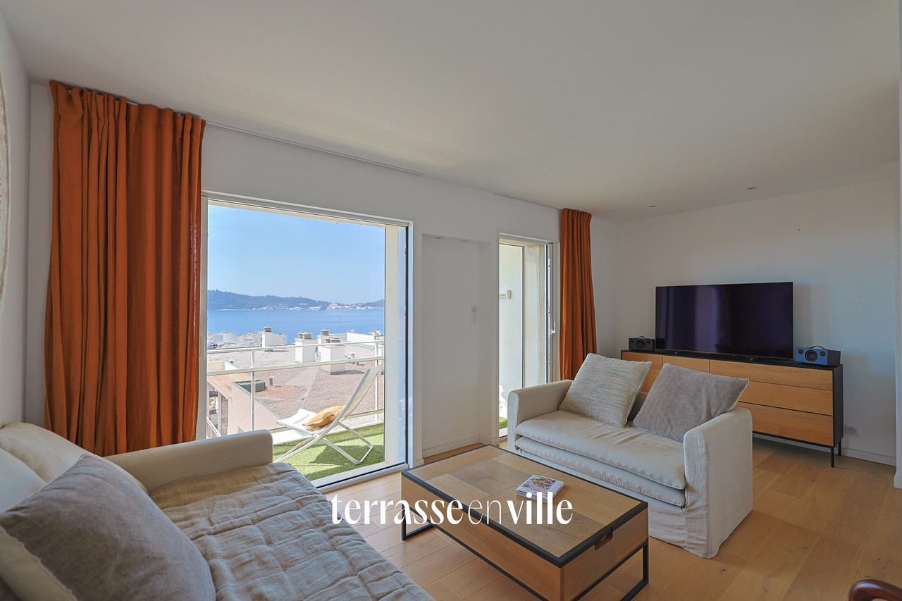 Roof-top de 91m2 avec terrasse de 55m2 proche des plages avec vue panoramique mer et cœur quartier Mourillon