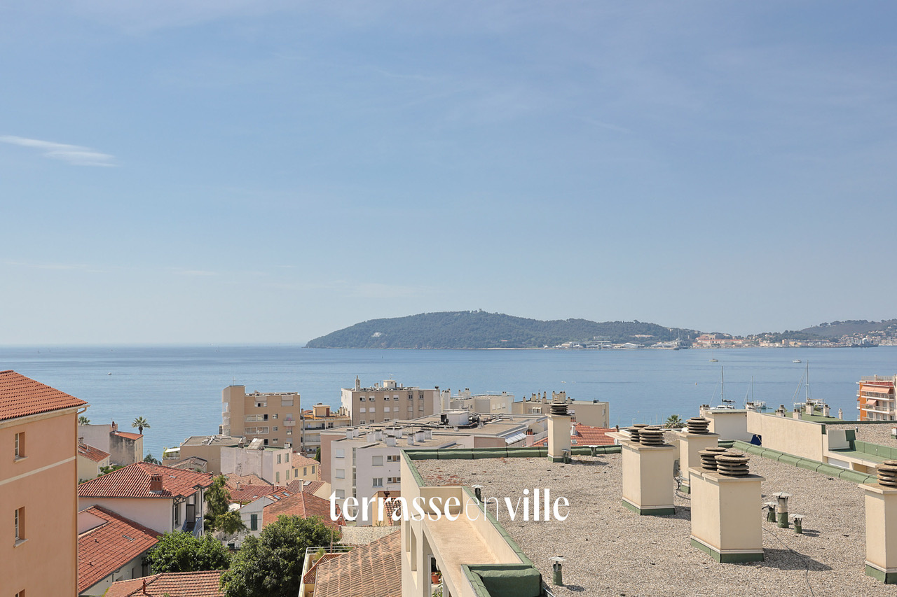 Roof-top de 91m2 avec terrasse de 55m2 proche des plages avec vue panoramique mer et cœur quartier Mourillon