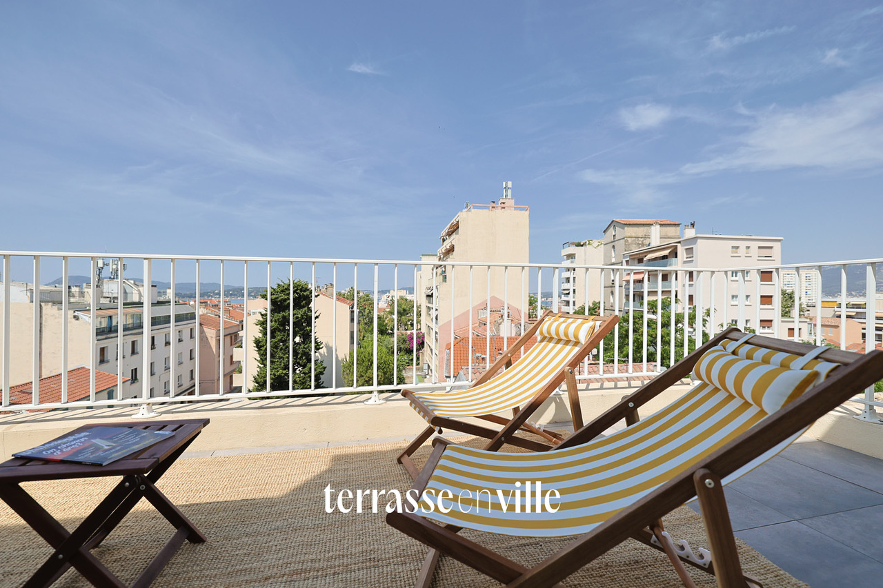Roof-top de 91m2 avec terrasse de 55m2 proche des plages avec vue panoramique mer et cœur quartier Mourillon