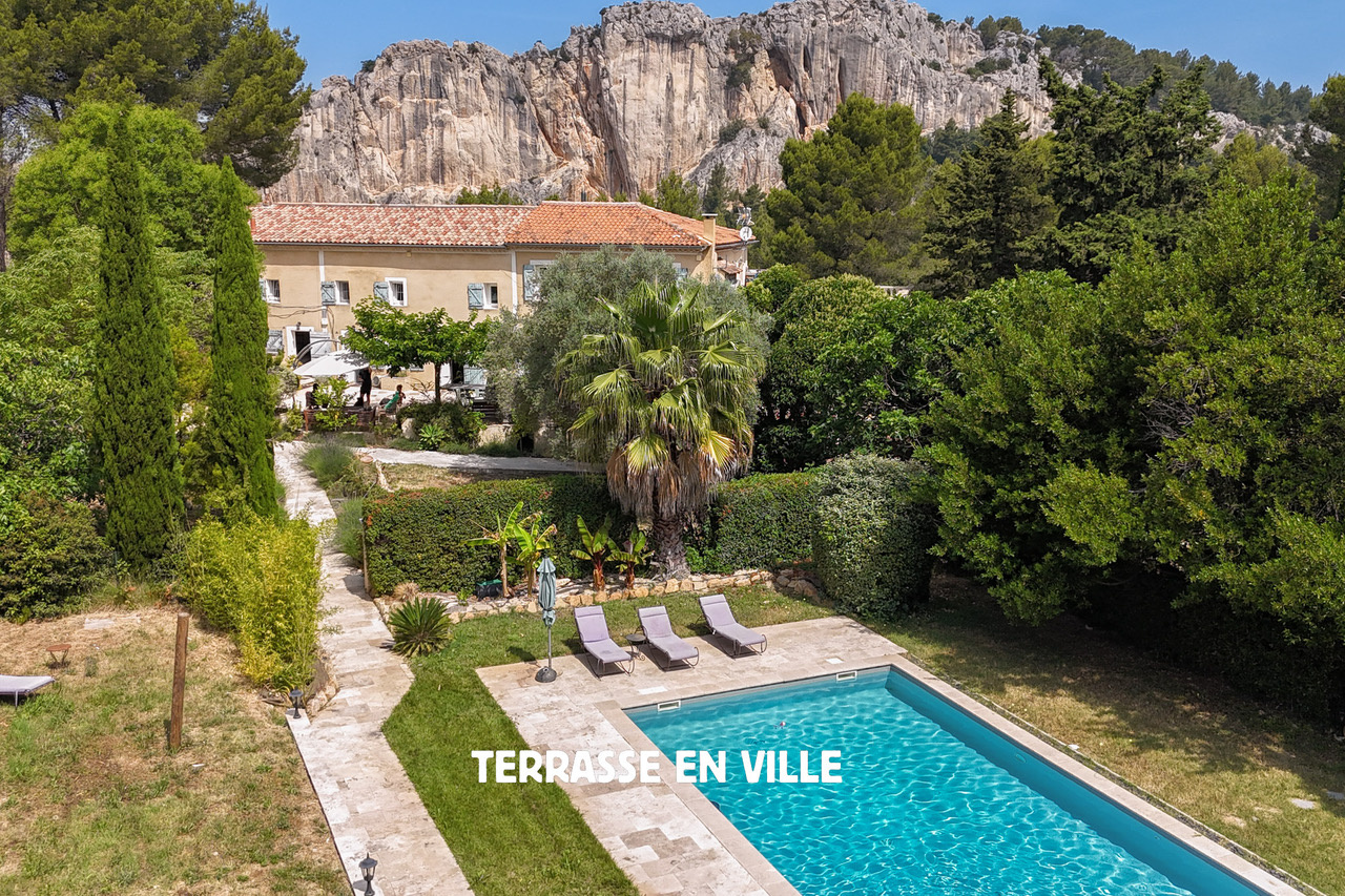 EVENOS - MAS DU 18ème - 400m2 - PISCINE