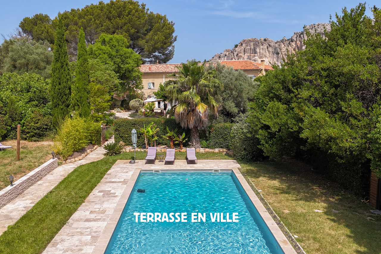 EVENOS - MAS DU 18ème - 400m2 - PISCINE
