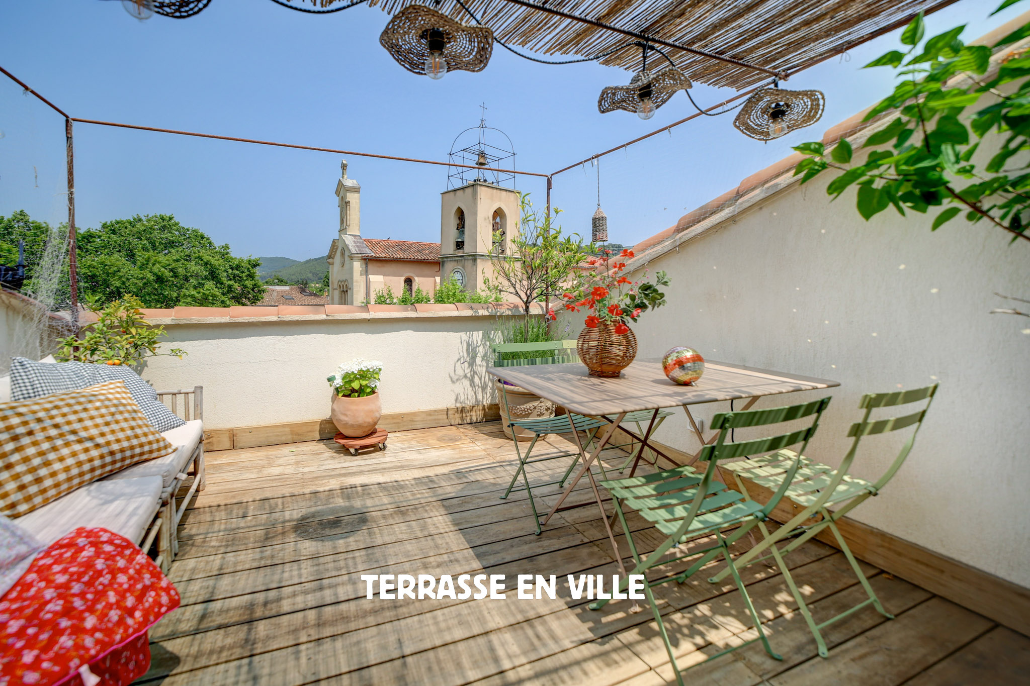 SAINT CYR SUR MER - IMMEUBLE - APPARTEMENT - TERRASSE- COMMERCE - COUR INTÉRIEURE - CAVE VOUTÉE
