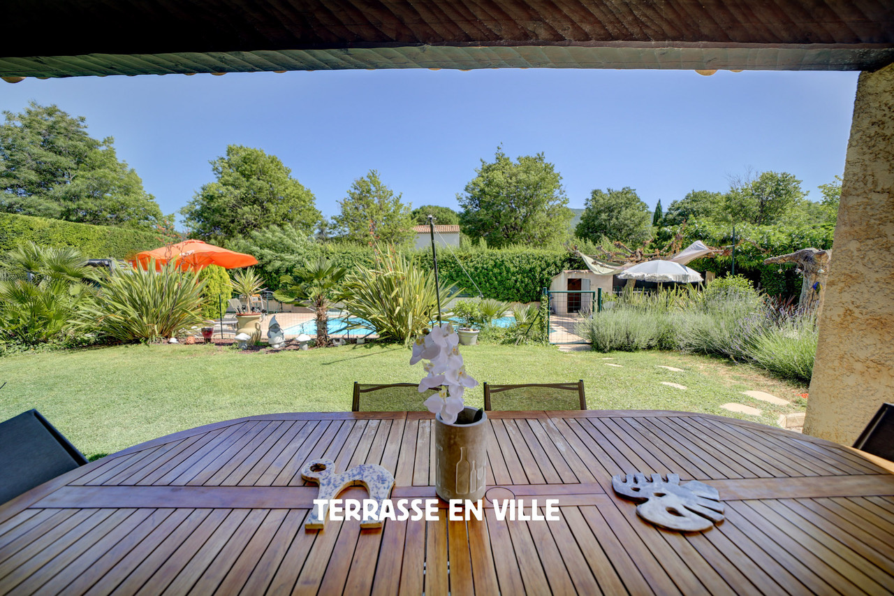 ST ZACHARIE - PROCHE CENTRE VILLAGE - MAISON FAMILIALE T5 - JARDIN - PISCINE - VUE - CALME - 649 000 €