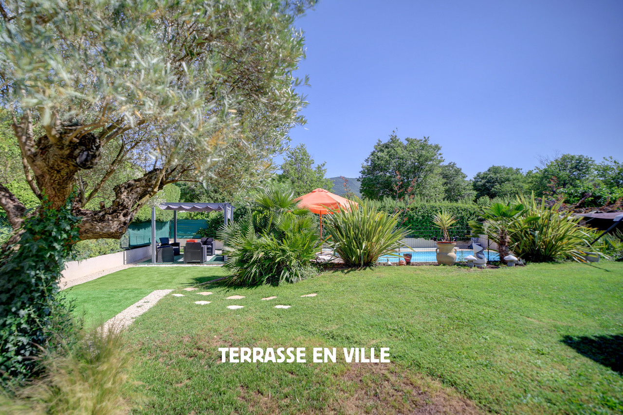 ST ZACHARIE - PROCHE CENTRE VILLAGE - MAISON FAMILIALE T5 - JARDIN - PISCINE - VUE - CALME - 649 000 €