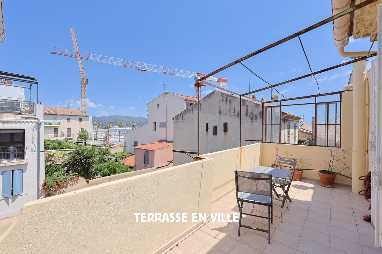 LA CIOTAT - GRAND T3 STYLE LOFT - 68M2 - TERRASSE 14M2 - PROCHE NOUVEAU PORT - DERNIER ETAGE - 399 000€