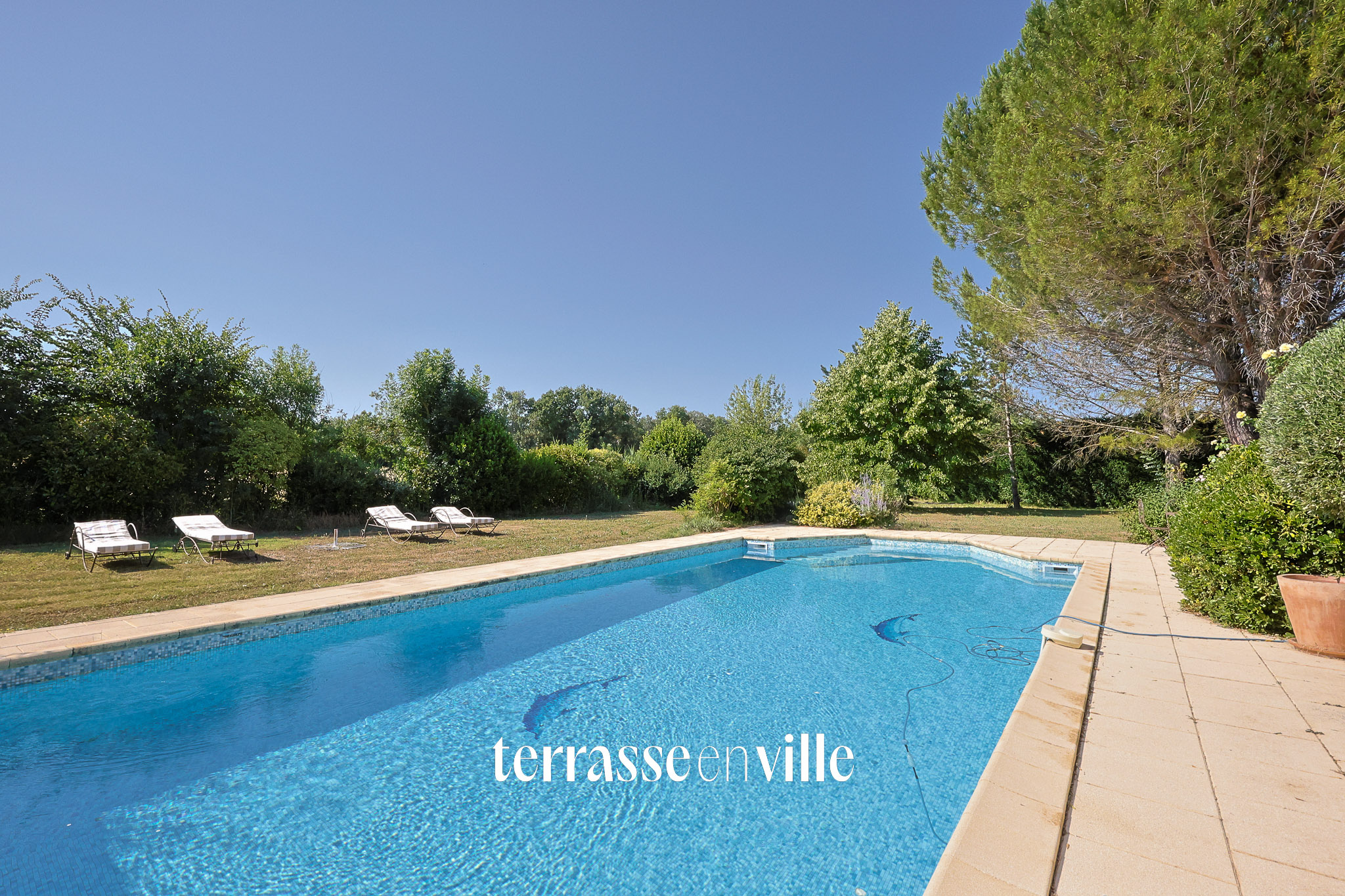 PUYRICARD - MAISON PISCINE - DEPENDANCE - JARDIN 4000 M2 - 1 149 000 €