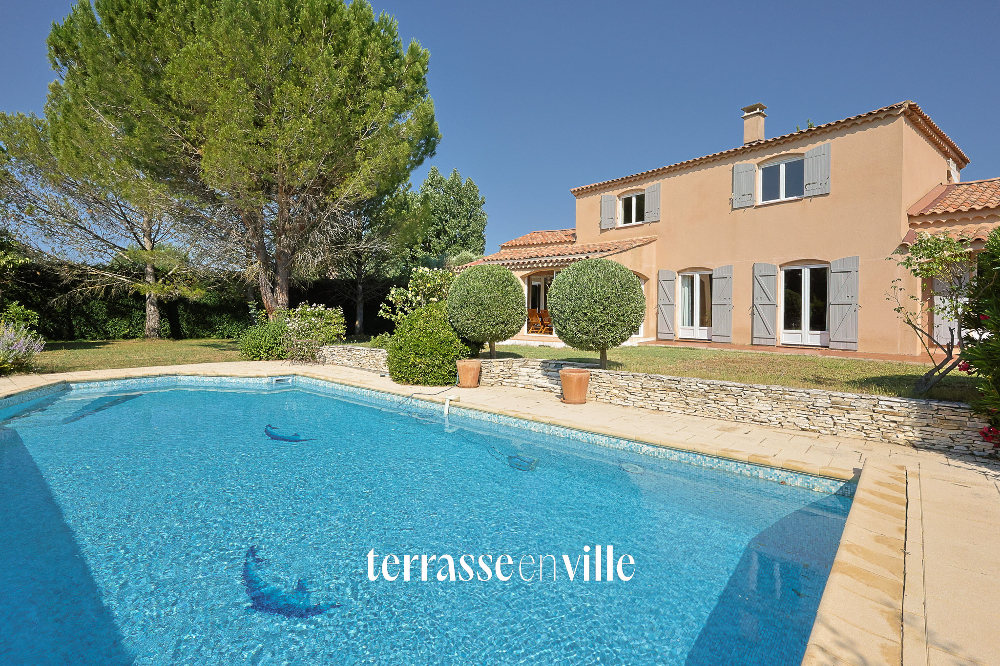 PUYRICARD - MAISON PISCINE - DEPENDANCE - JARDIN 4000 M2 - 1 149 000 €