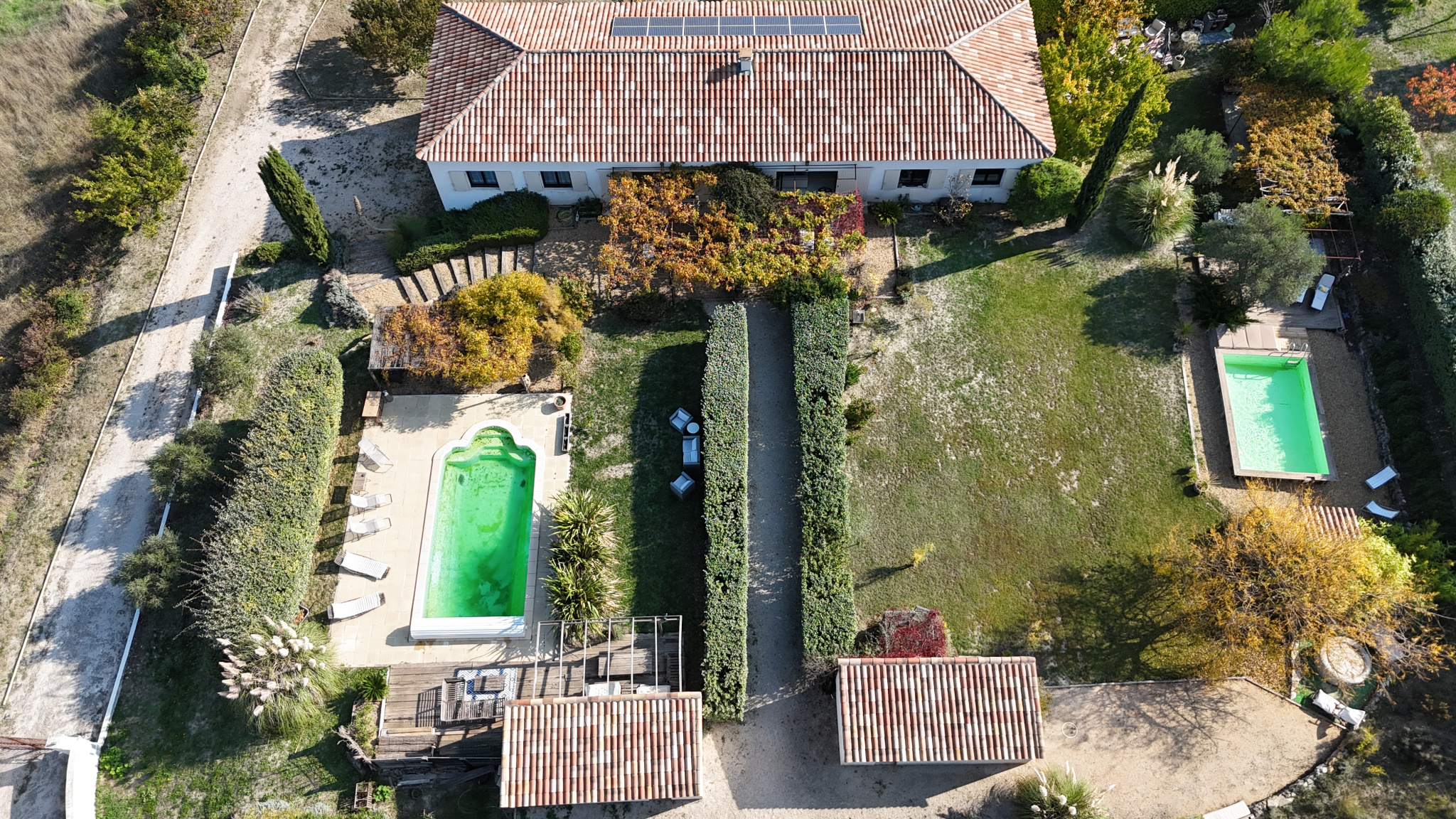 SIMIANE-COLLONGUE — PROPRIÉTÉ D'EXCEPTION — 250 M2 — TERRAIN 4 200 M2 — PISCINE— 1 190 000 €