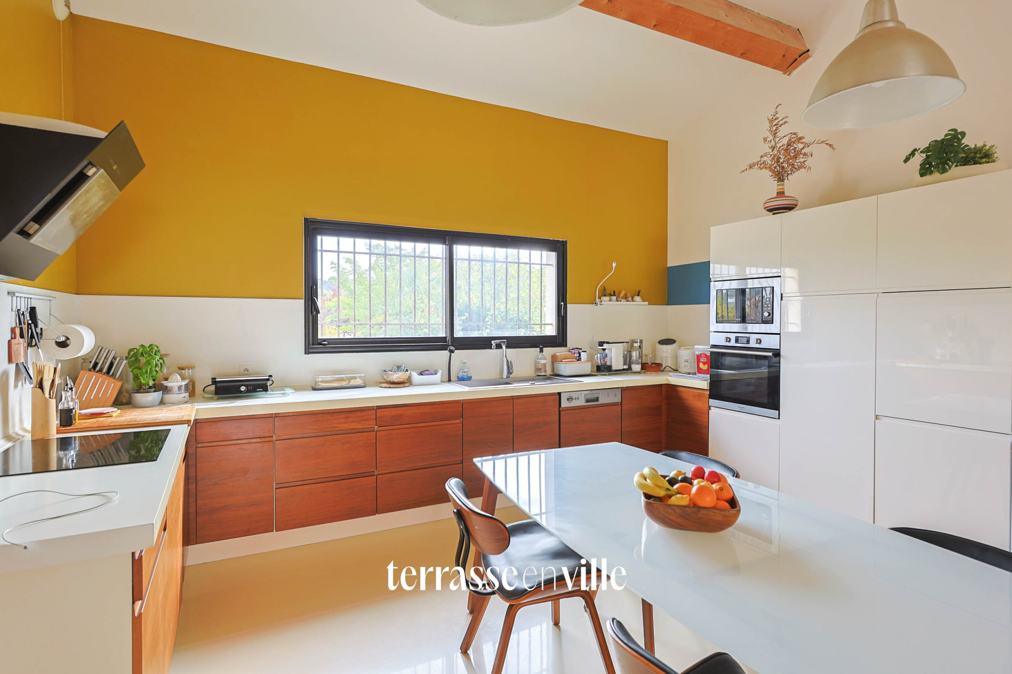 SIMIANE-COLLONGUE — PROPRIÉTÉ D'EXCEPTION — 250 M2 — TERRAIN 4 200 M2 — PISCINE— 1 190 000 €