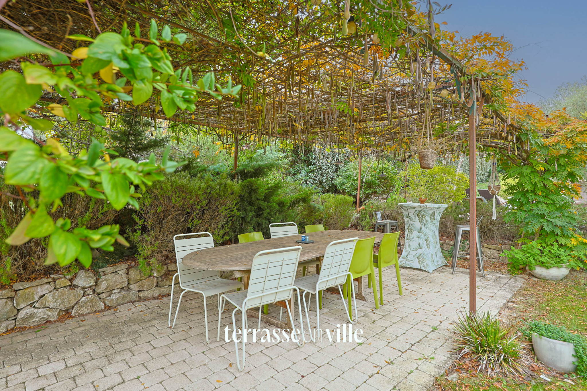 SIMIANE-COLLONGUE — PROPRIÉTÉ D'EXCEPTION — 250 M2 — TERRAIN 4 200 M2 — PISCINE— 1 190 000 €
