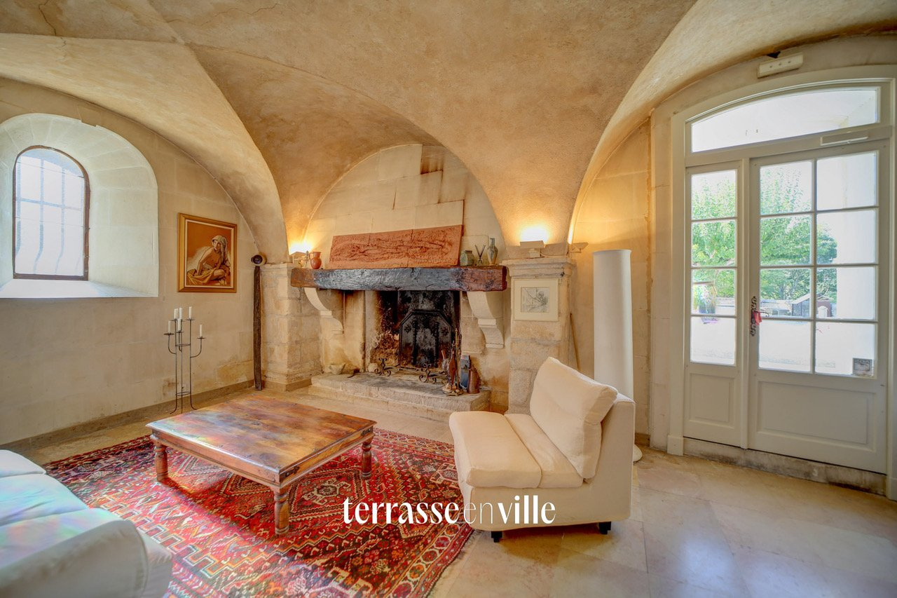 OPPEDE LE VIEUX - Maison d’hôte historique - 300 m2 - parking - 2 Terrasses de 55 m2