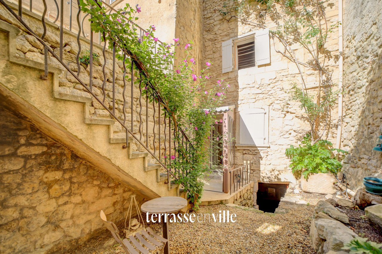 OPPEDE LE VIEUX - Maison d’hôte historique - 300 m2 - parking - 2 Terrasses de 55 m2