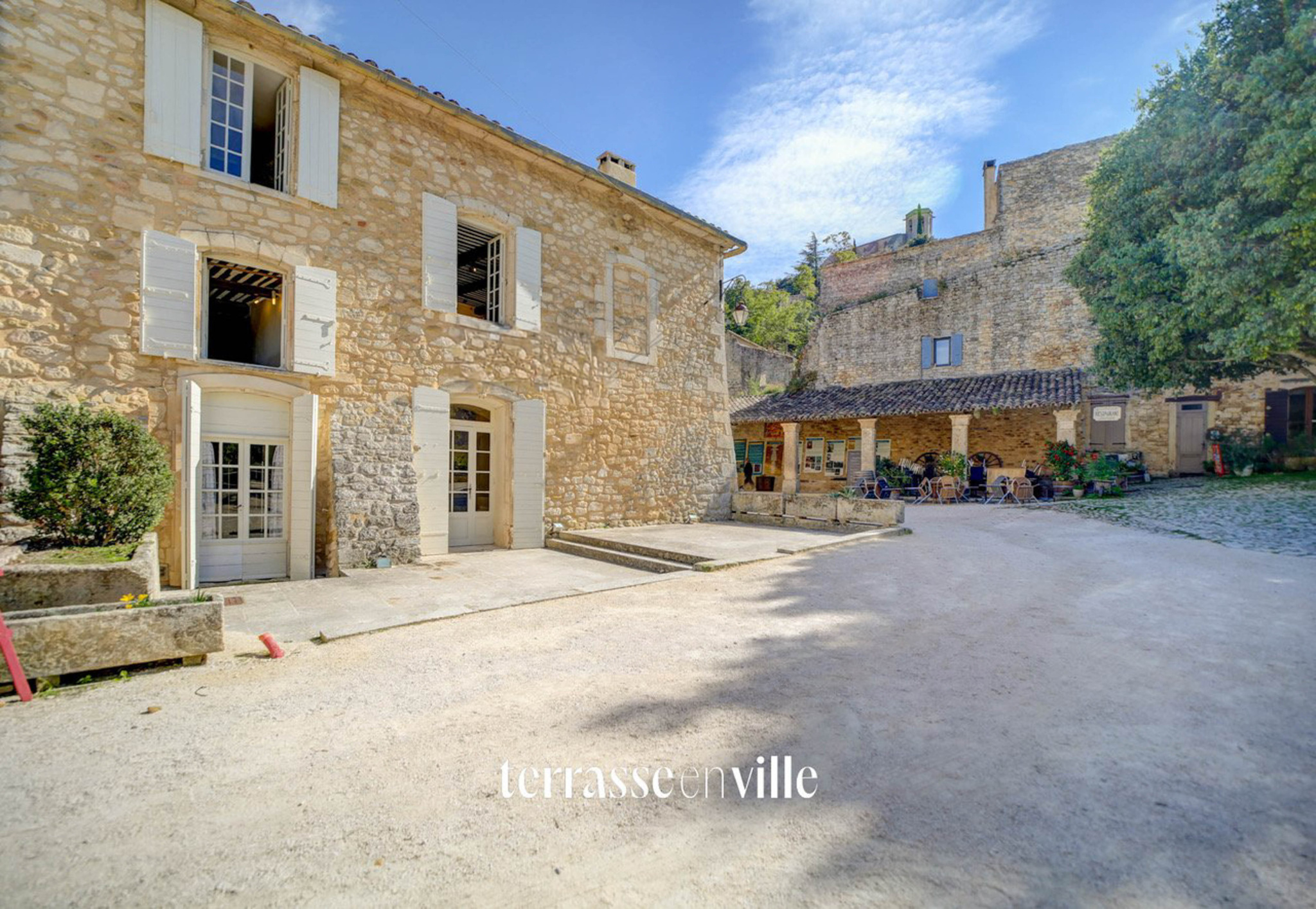 OPPEDE LE VIEUX - Maison d’hôte historique - 300 m2 - parking - 2 Terrasses de 55 m2