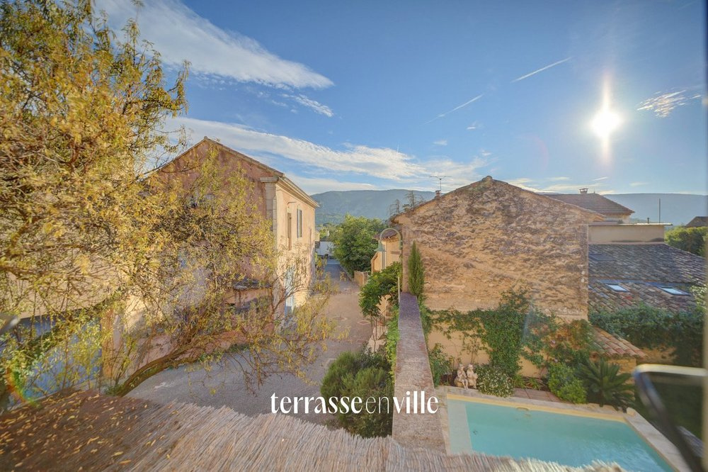 OPPEDE - VILLA T6 - 300 m2 - TERRAIN 750 m2 - PISCINE - GARAGE DOUBLE + Double parking -