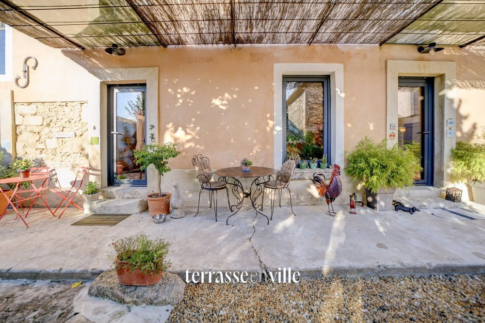 OPPEDE - VILLA T6 - 300 m2 - TERRAIN 750 m2 - PISCINE - GARAGE DOUBLE + Double parking -