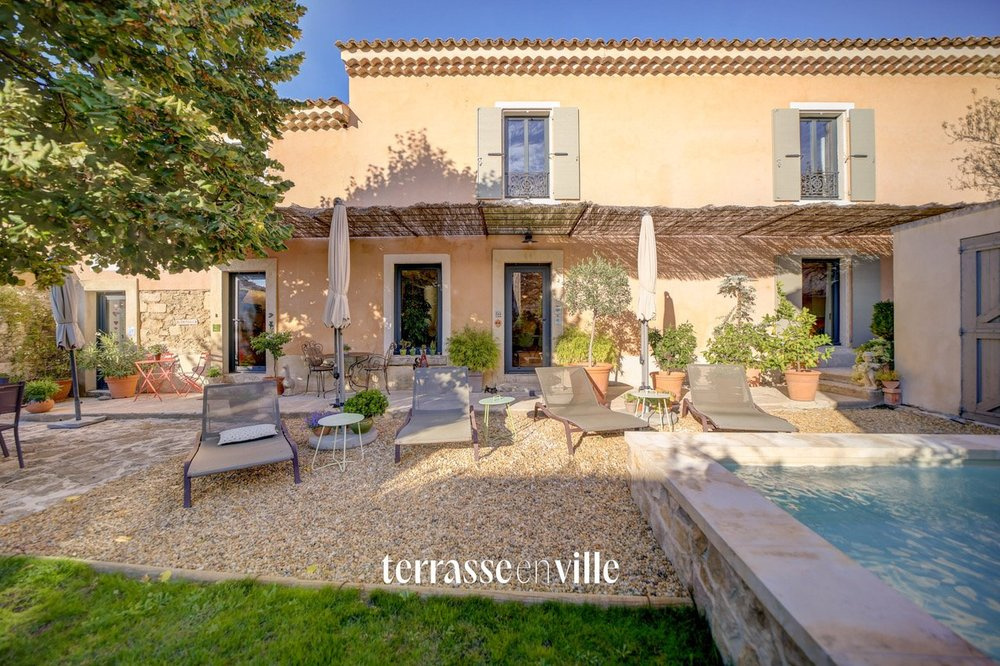 OPPEDE - VILLA T6 - 300 m2 - TERRAIN 750 m2 - PISCINE - GARAGE DOUBLE + Double parking -