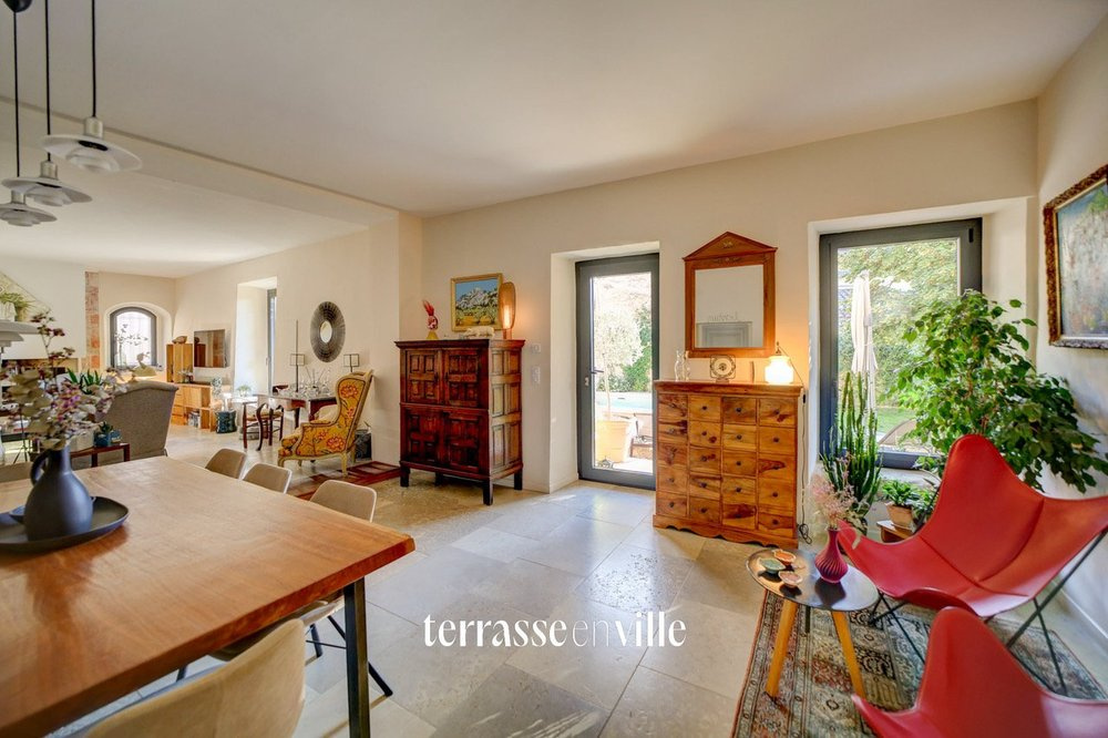 OPPEDE - VILLA T6 - 300 m2 - TERRAIN 750 m2 - PISCINE - GARAGE DOUBLE + Double parking -