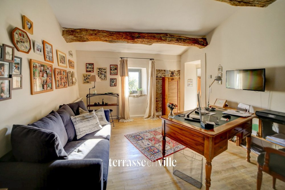 OPPEDE - VILLA T6 - 300 m2 - TERRAIN 750 m2 - PISCINE - GARAGE DOUBLE + Double parking -
