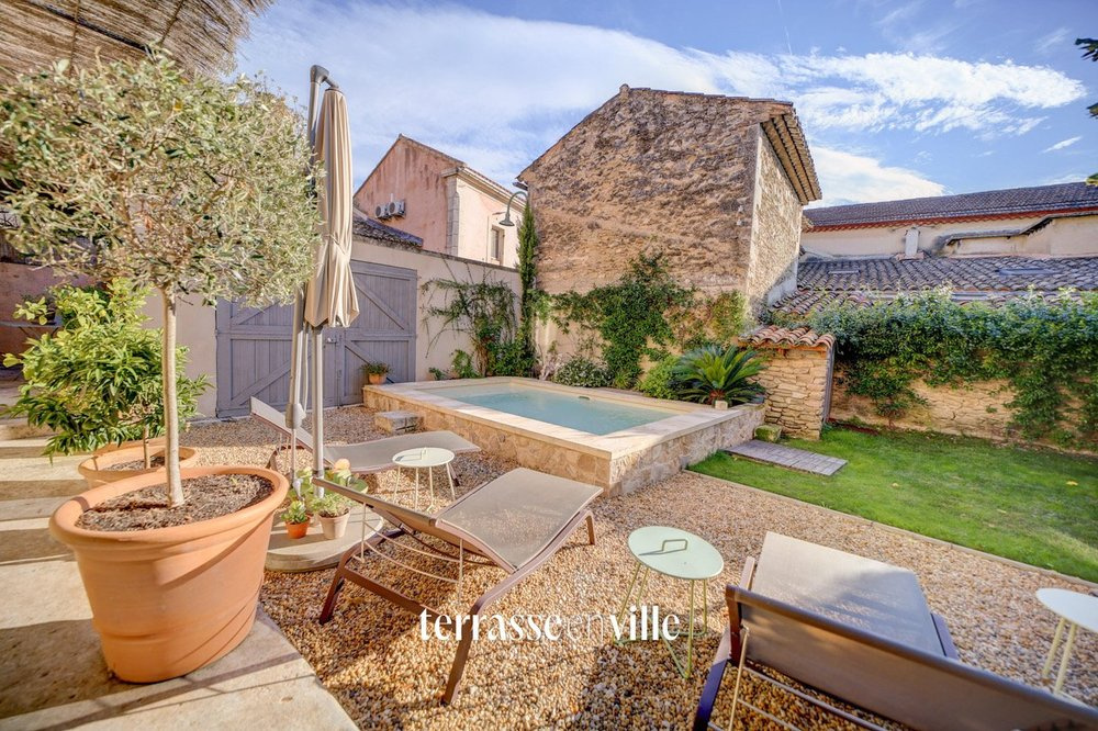 OPPEDE - VILLA T6 - 300 m2 - TERRAIN 750 m2 - PISCINE - GARAGE DOUBLE + Double parking -