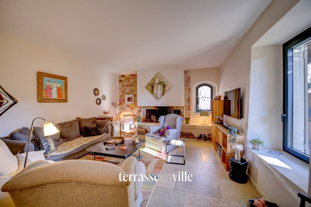 OPPEDE - VILLA T6 - 300 m2 - TERRAIN 750 m2 - PISCINE - GARAGE DOUBLE + Double parking -