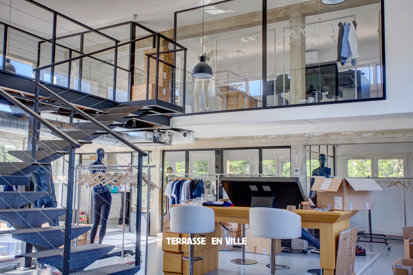 AIX-EN-PROVENCE — CELONY — ESPACE ATYPIQUE — 231 M2 — PARKING — 870 000 €