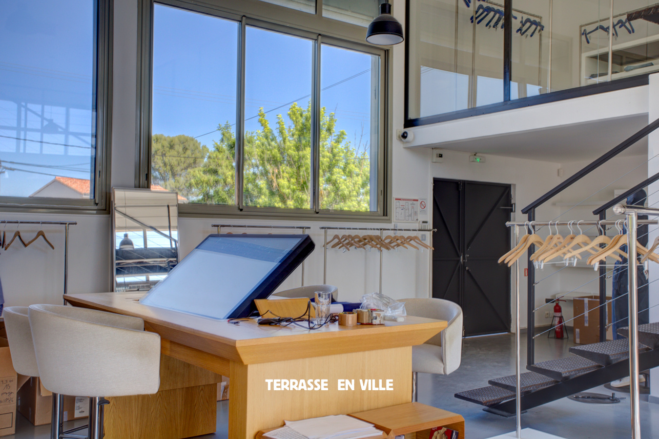 AIX-EN-PROVENCE — CELONY — ESPACE ATYPIQUE — 231 M2 — PARKING — 870 000 €